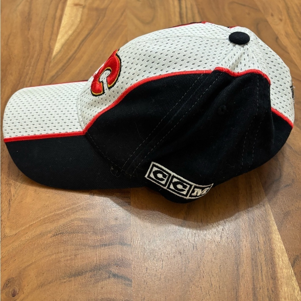 CCM Calgary Flames Vintage Hockey Cap Black Red NHL - Picture 3 of 9